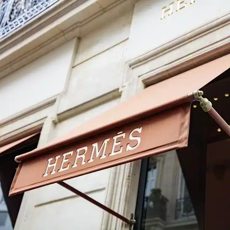 Beleuchteter Markisen-Volant von Luminard – installiert bei Hermès