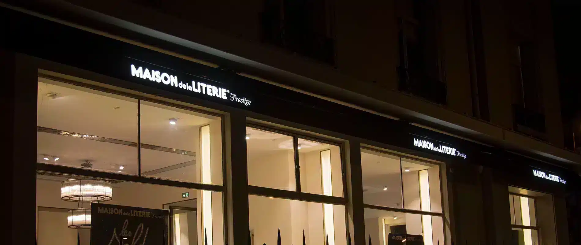 Beleuchteter Markisen-Volant von Luminard – installiert bei Maison de la Literie